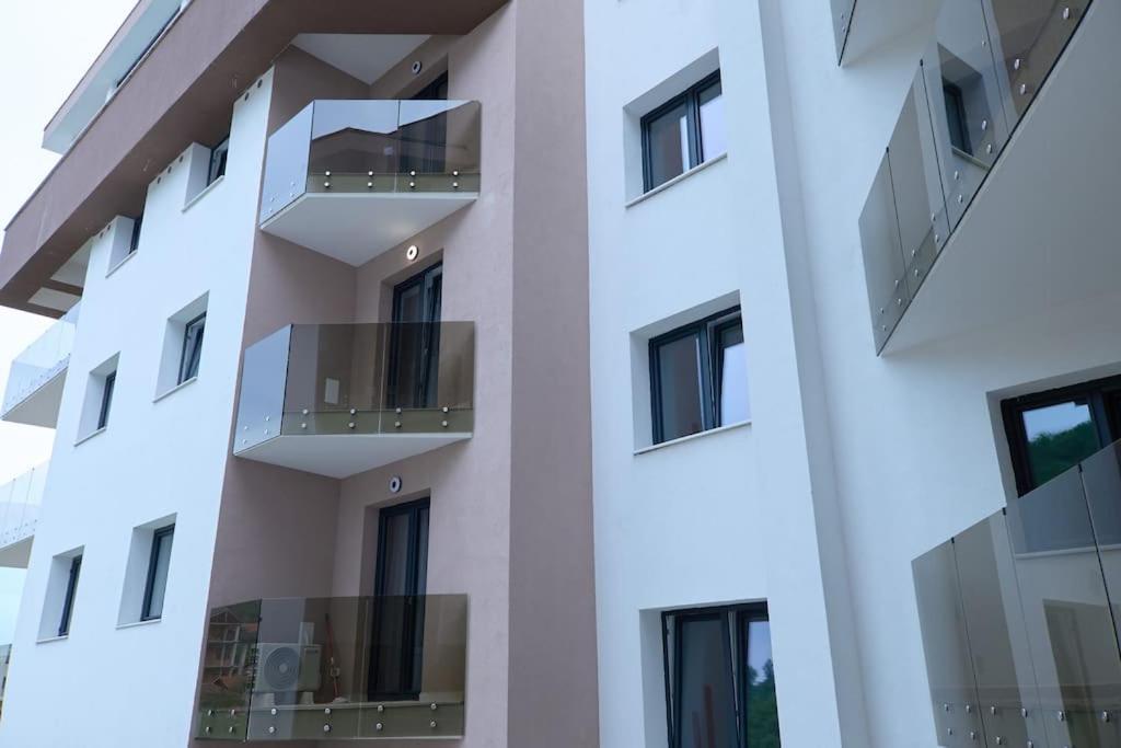 City Center Accommodation - 308 Resita Exterior foto